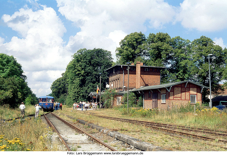 Der Bahnhof Zarrentin mit zwei Schienenbussen der PEG