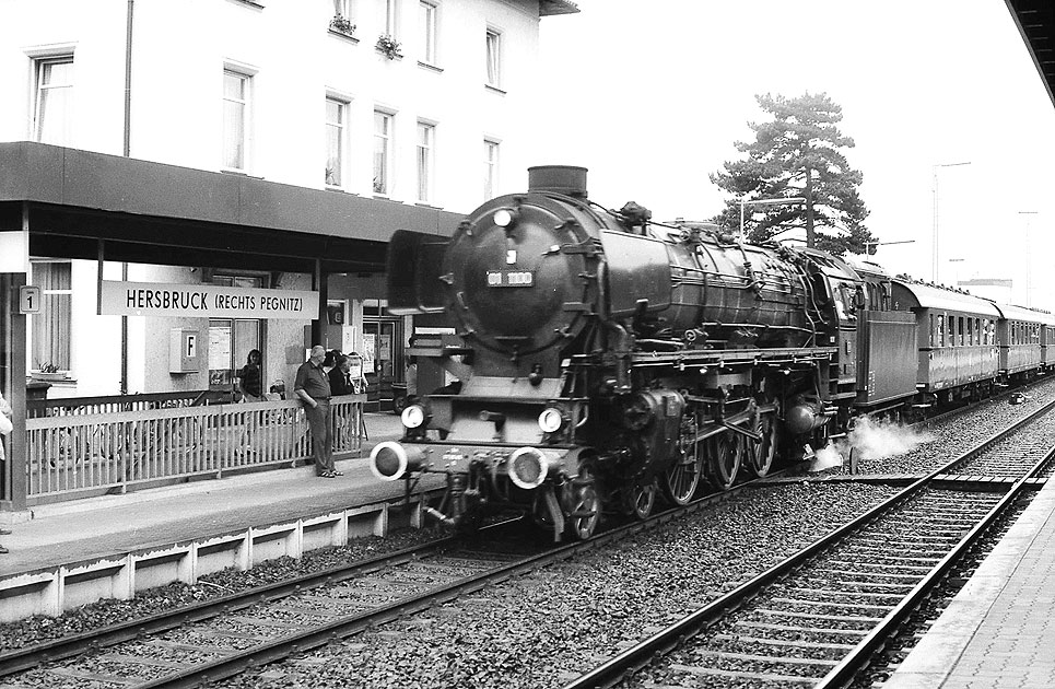 Die Dampflok 01 1100 im Bahnhof Hersbruck rechts der Pegnitz