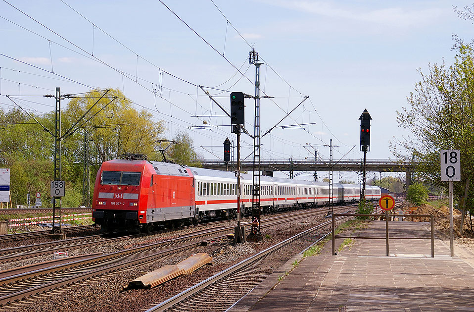 DB Baureihe 101 mit einem IC nach Hamburg im Bahnhof Stelle