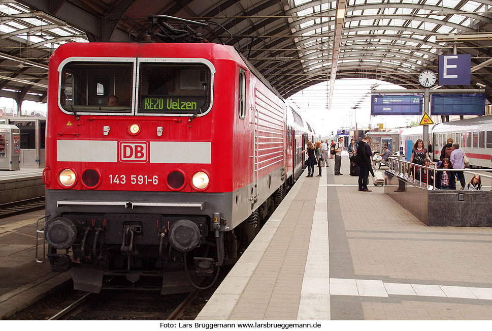 DB Baureihe 143 in Halle (Saale) Hbf mit einem RE nach Uelzen