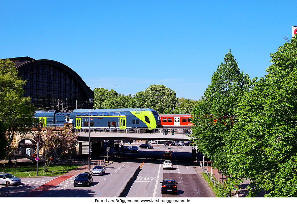 Ein Twindexx Triebwagen der Baureihe 445 am Bahnhof Hamburg Dammtor