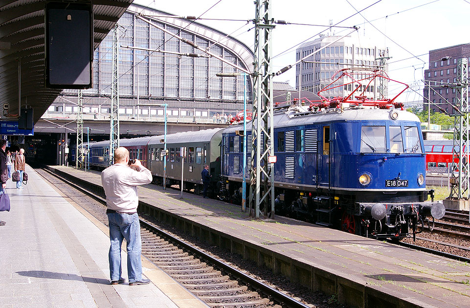 E-Lok E 18 047 im Hamburger Hbf mit einem Sonderzug zum Hafengeburtstag