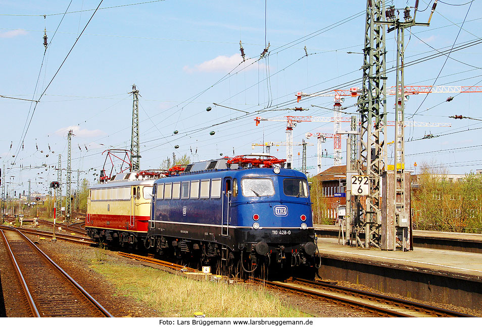Zwei Loks der Baureihe 110 im Bahnhof Hamburg-Altona