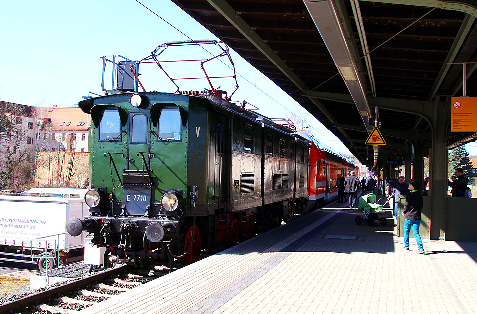 Die Museumslok E 77 10 im Bahnhof Meissen