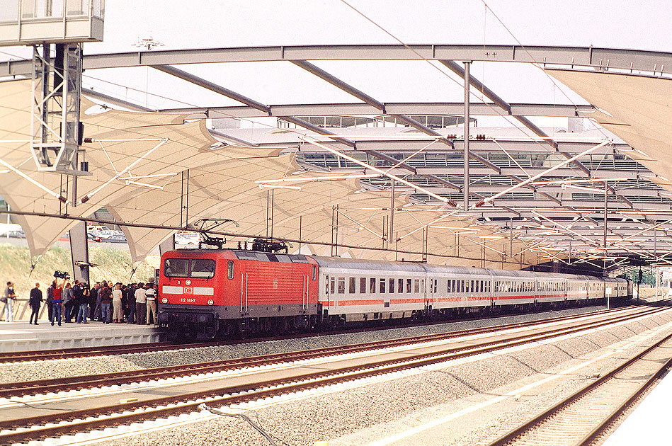 Der Eröffnungszug im Bahnhof Flughafen Leipzig / Halle