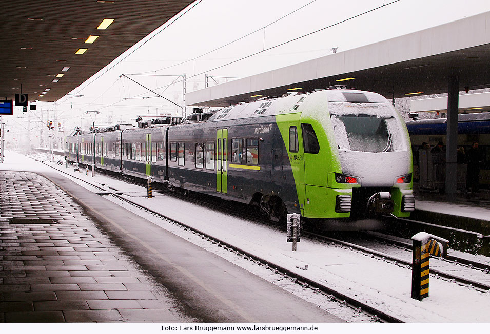 Ein Nordbahn Flirt im Bahnhof Hamburg-Altona