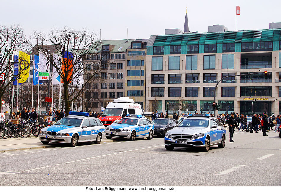 Messerangriff im Bahnhof Jungfernstieg in Hamburg - Polizeiwagen auf dem Jungfernstieg
