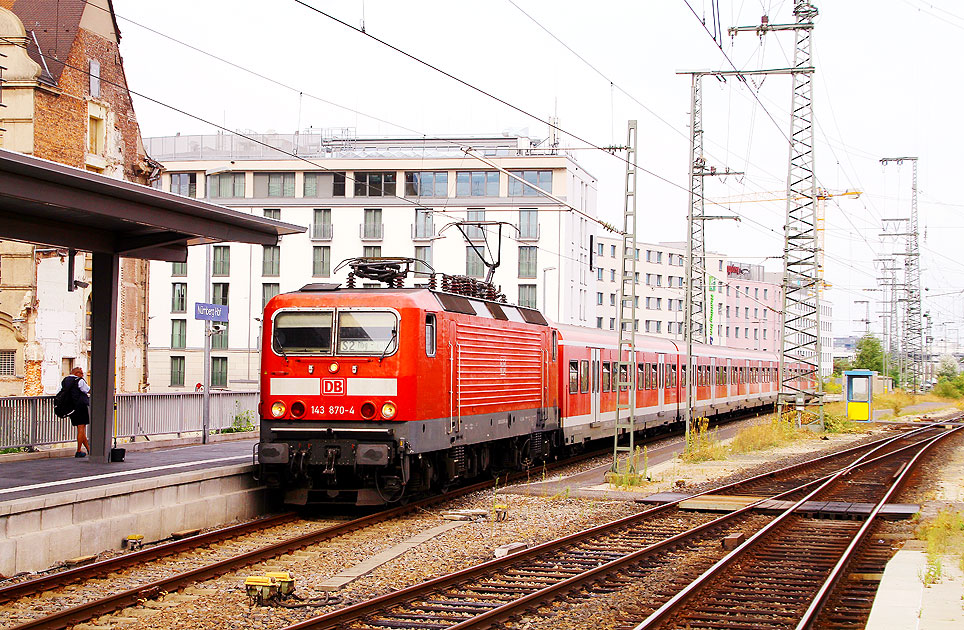 DB Baureihe 143 in Nürnberg Hbf mit einer S-Bahn