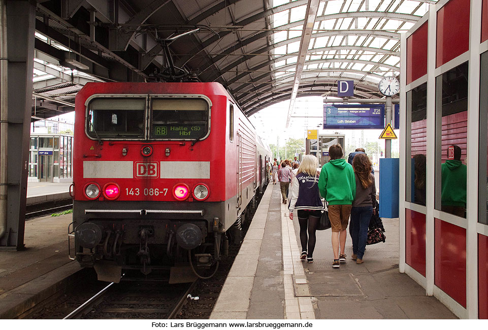 Eine Lok der Baureihe 143 in Halle Saale Hbf