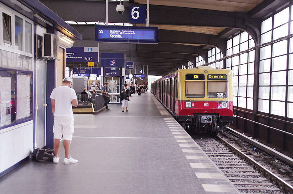Eine S-Bahn der Baureihe 485 im Bahnhof Berlin Zoo