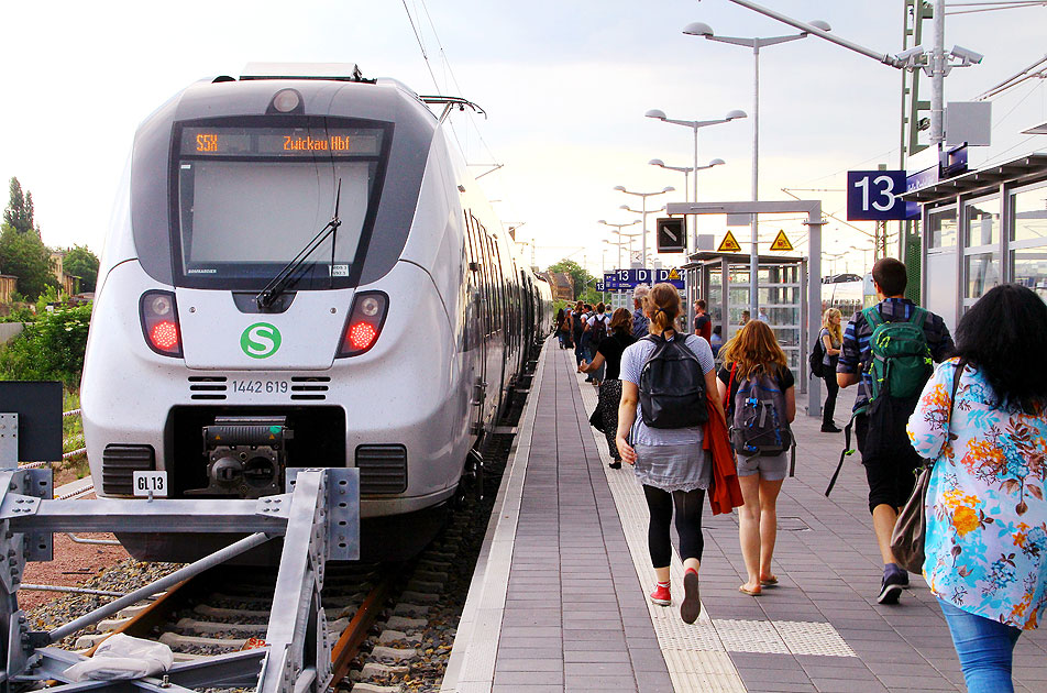 Eine S-Bahn von Halle nach Zwickau über Leipzig in Halle an der Saale Hbf