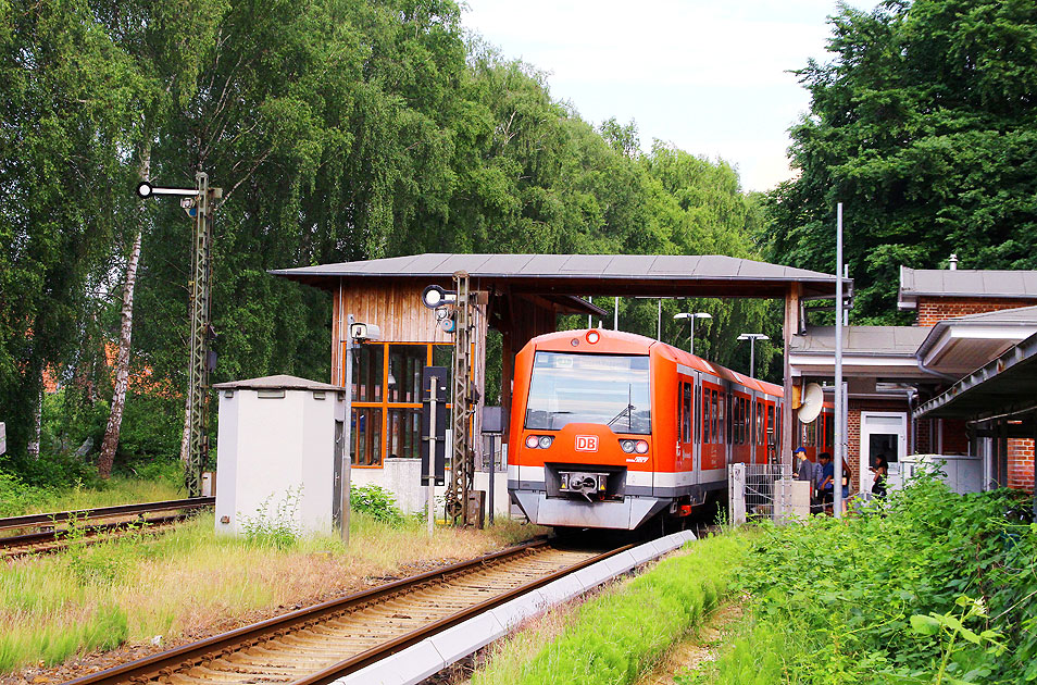 Eine S-Bahn im Bahnhof Hamburg-Sülldorf