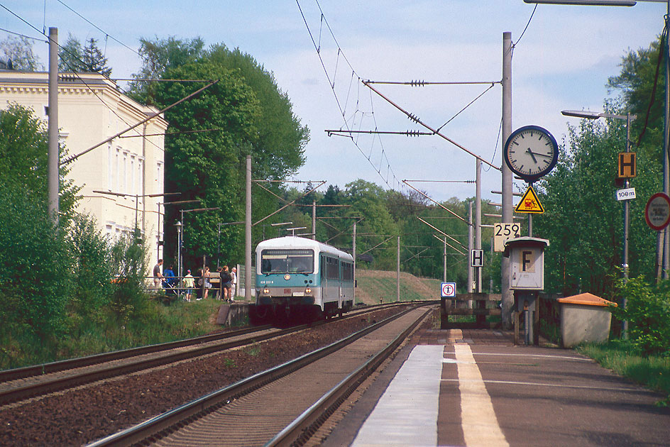 Ein Triebwagen der Baureihe 628 im Bahnhof Friedrichsruh