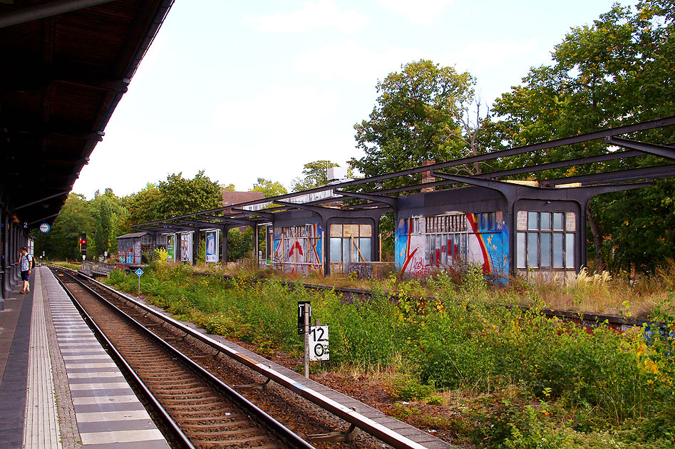 Der Bahnhof Zehlendorf der Berliner S-Bahn mit dem Bahnsteig in Richtung Düppel
