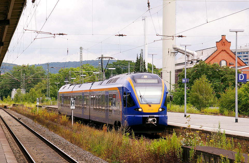 Ein Flirt Triebwagen von Cantus im Bahnhof Göttingen