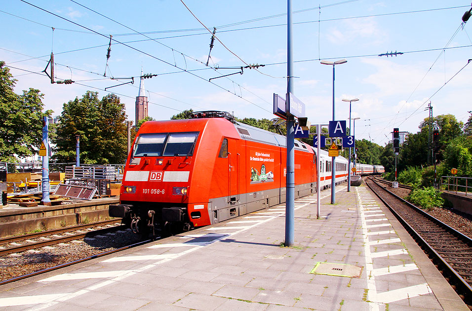 Eine Lok der Baureihe 101 in Bonn Hbf