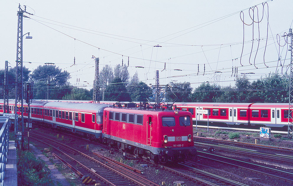 Eine E-Lok der Baureihe 141 in Hamburg Hbf