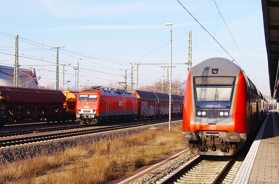 Die DB Baureihe 156 mit einem Güterzug in Magdeburg Hbf