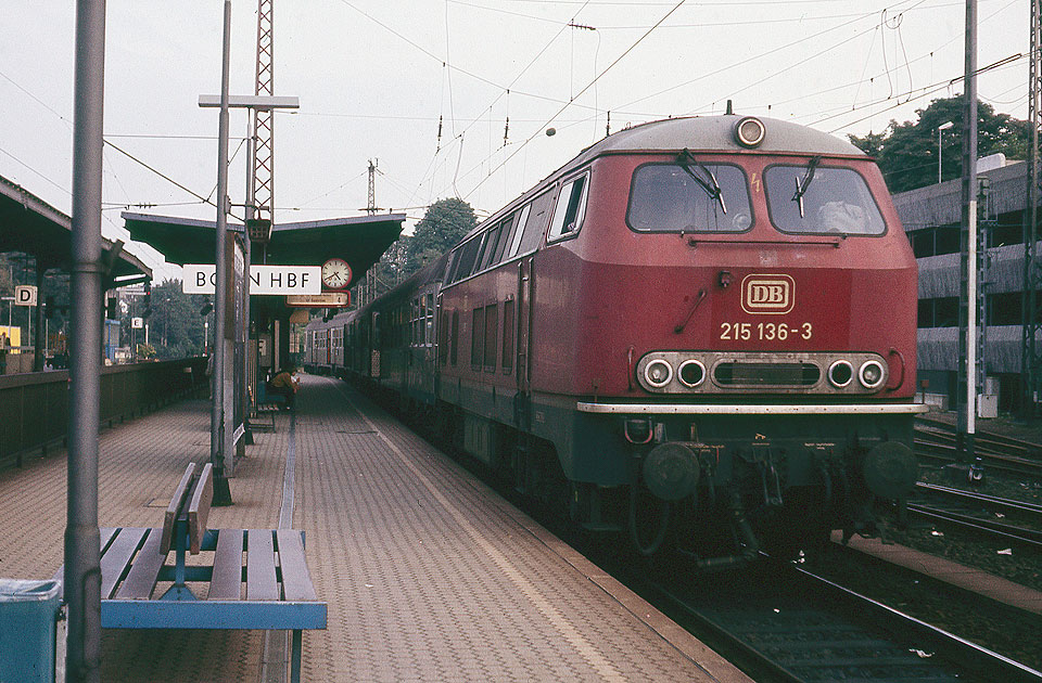 Eine Lok der Baureihe 215 in Bonn Hbf