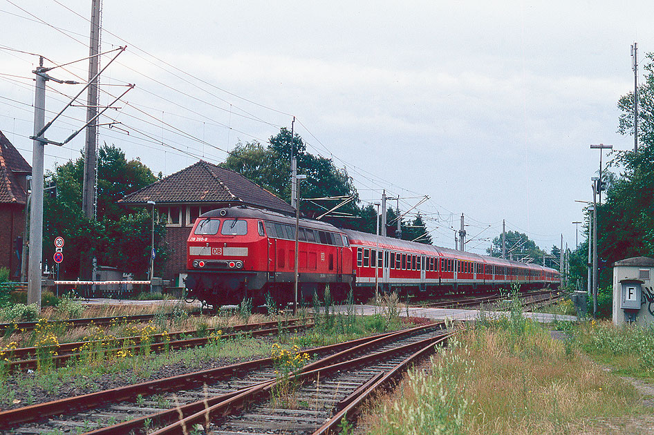 Eine Lok der Baureihe 218 im Bahnhof Glückstadt