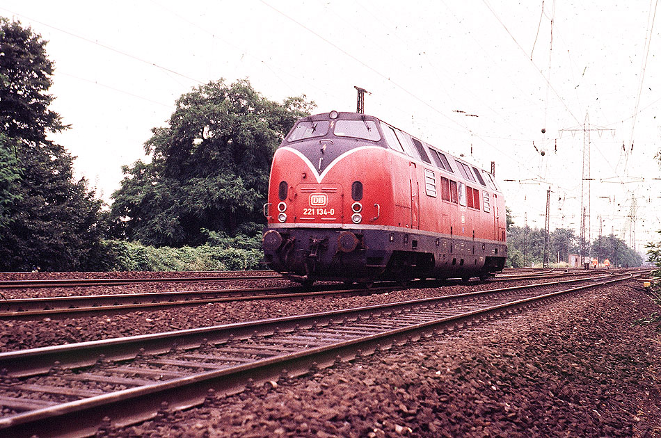 Die Baureihe 221 der Deutschen Bundesbahn in Duisburg