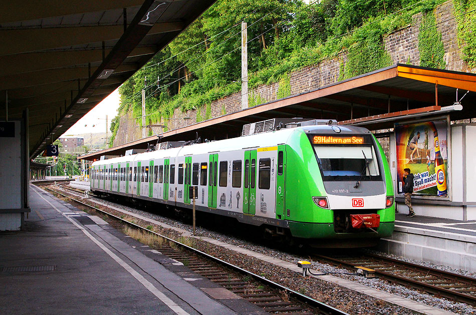 Eine S-Bahn der Baureihe 422 von der S-Bahn Rhein-Ruhr