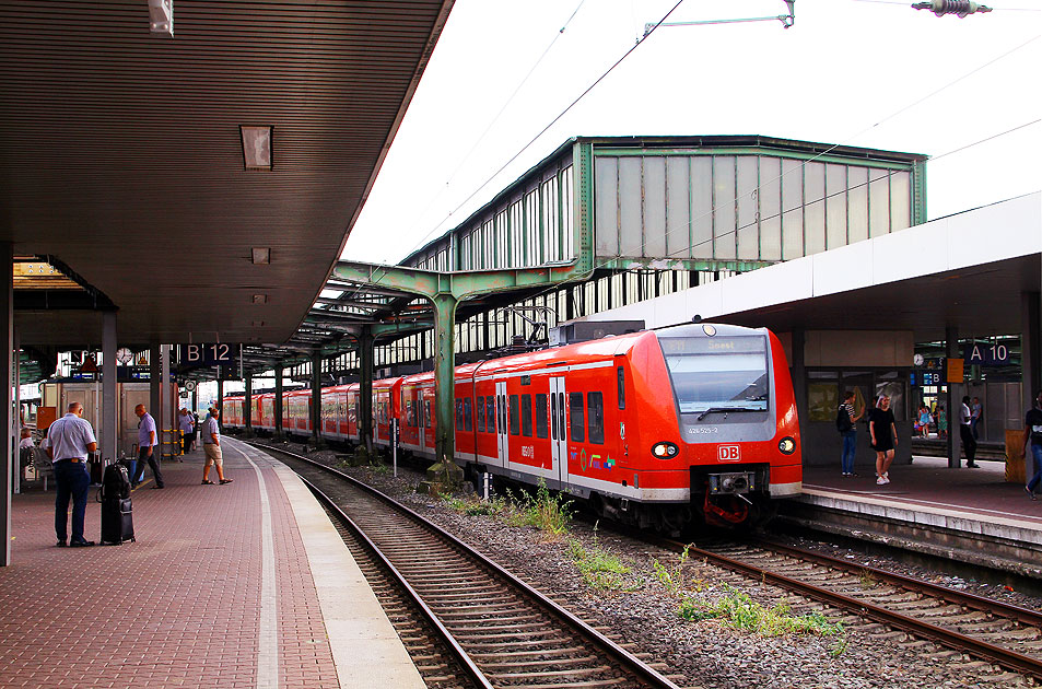 Ein Triebwagen der Baureihe 426 in Duisburg Hbf