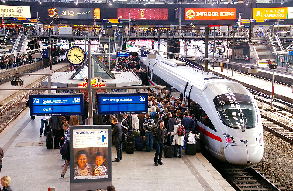 Ein ICE im Hamburger Hauptbahnhof nach Kopenhagen