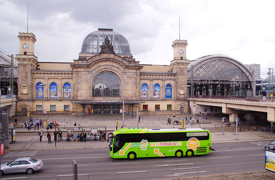 Ein Bus von Meinfernbus vor dem Hauptbahnhof in Dresden