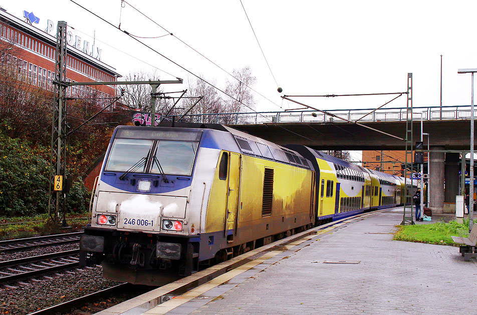 Eine Lok der Baureihe 246 von Start im Bahnhof Hamburg-Harburg