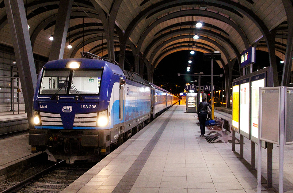 Die CD Lok 193 296 mit einem EC aus Prag in Kiel Hbf