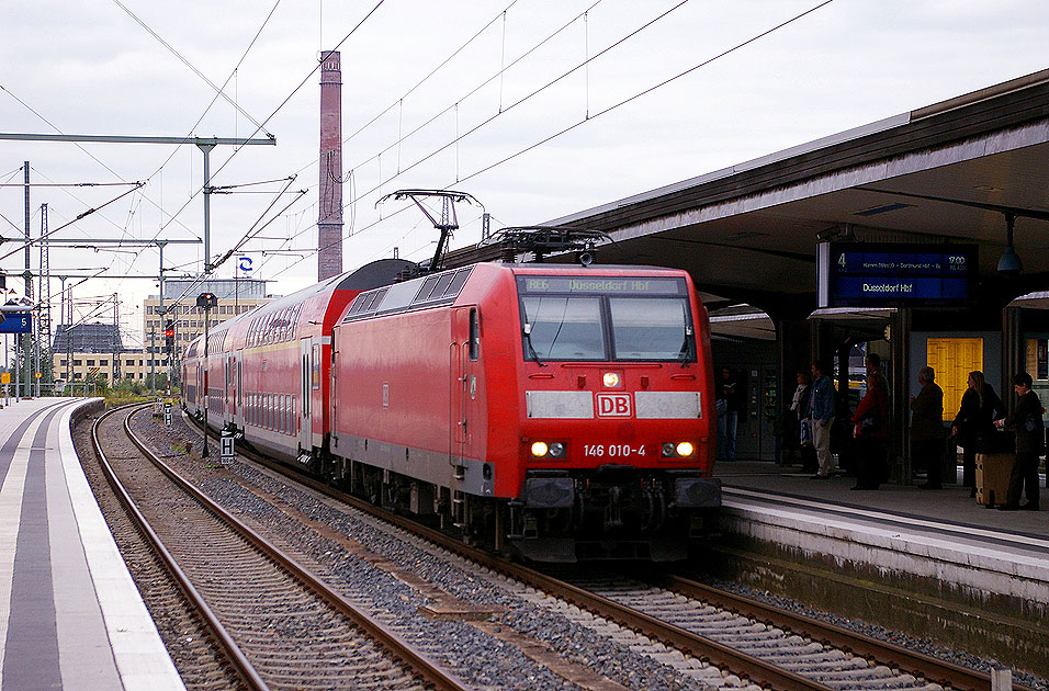 Eine Lok der Baureihe 146.0 mit einem RE in Bielefeld Hbf
