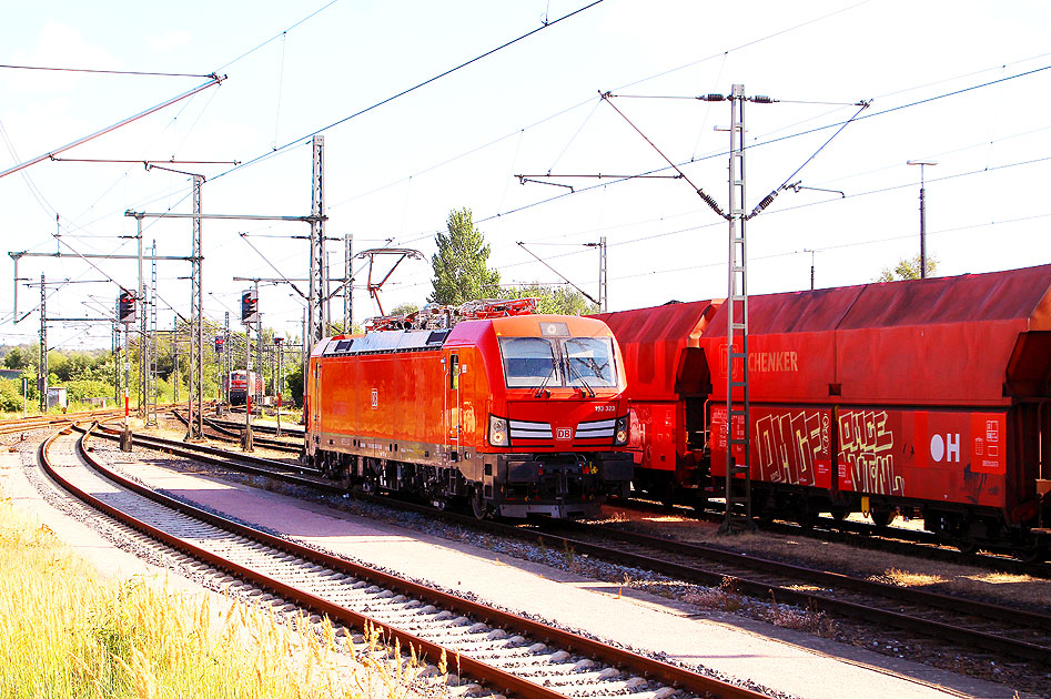 Eine Vectron-Lok der Baureihe 193 im Bahnhof Itzehoe