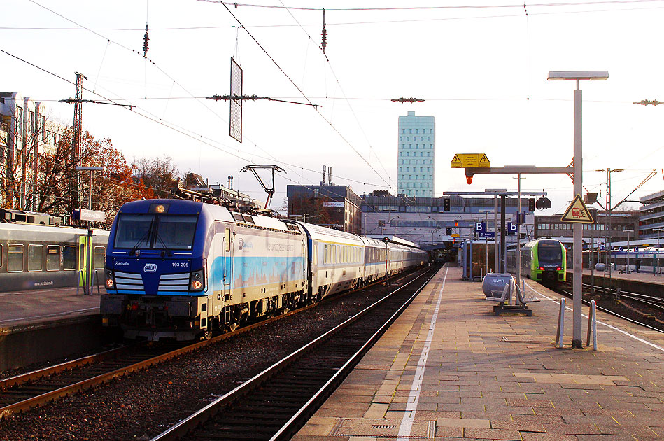 Eine CD Lok der Baureihe 193 im Bahnhof Hamburg-Altona