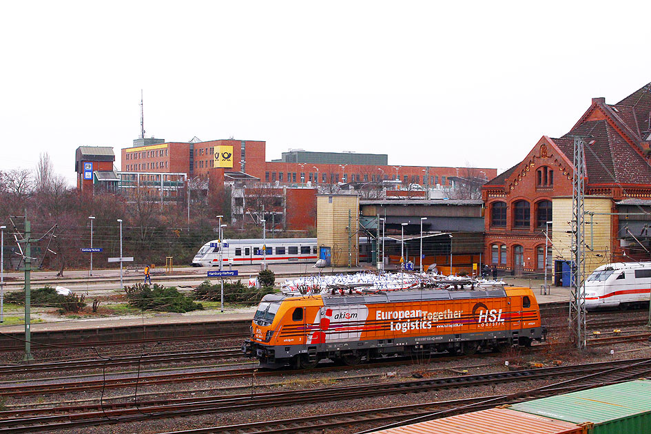 Eine Lok von HSL im Bahnhof Hamburg-Harburg