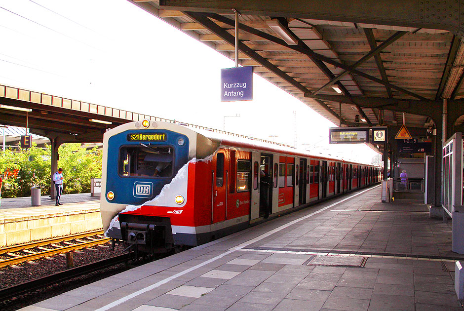 Der Retro-S-Bahn-Triebwagen 472 260 im Bahnhof Hamburg-Bergedorf