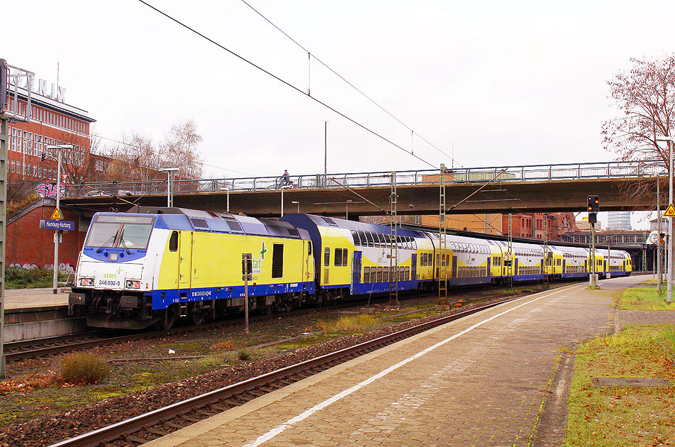 Der Start Eröffnungszug von Cuxhaven nach Hamburg mit der 246 002