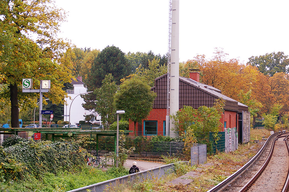 Der Bahnhof Hamburg Klein Flottbek mit dem Gleichrichterwerk und Ausgang Jürgensallee