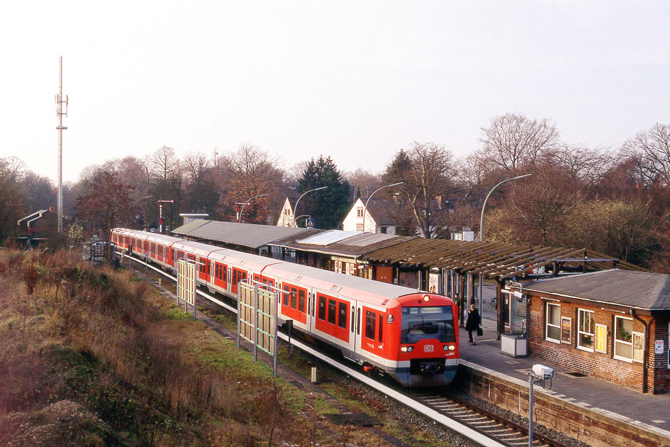 Der Bahnhof Hamburg Klein Flottbek mit einer S-Bahn der Baureihe 474