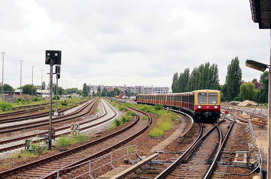 Eine S-Bahn der Baureihe 485 im Bahnhof Tempelhof der Berliner S-Bahn