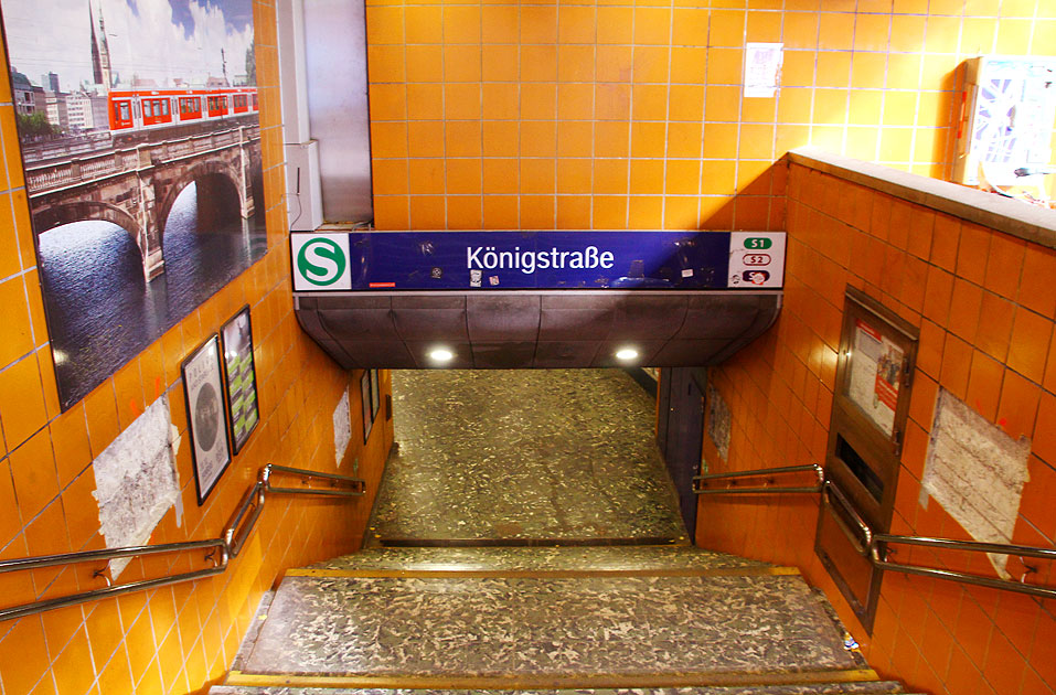 Die Treppe vom Eingang Behnstraße vom Bahnhof Königstraße der Hamburger S-Bahn