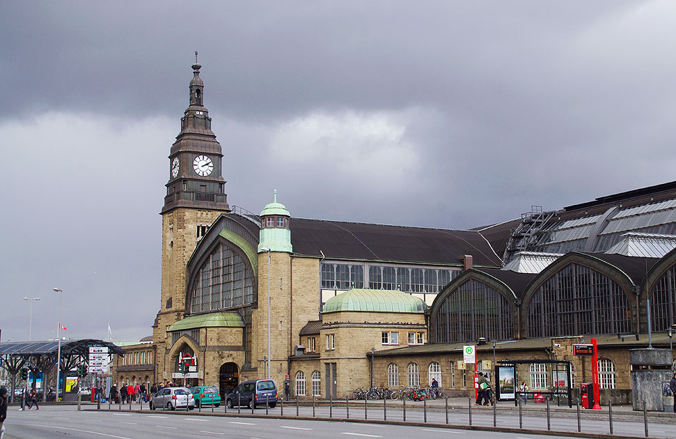 Der Hauptbahnhof in Hamburg - vom Glockengießerwall
