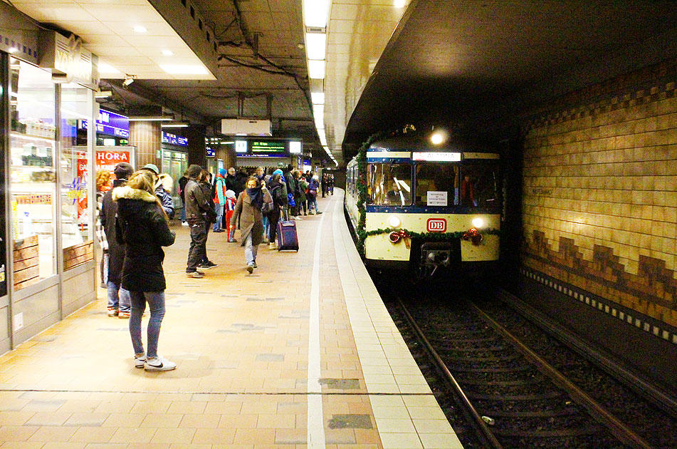 Der Weihnachtszug 470 128 der Historischen S-Bahn