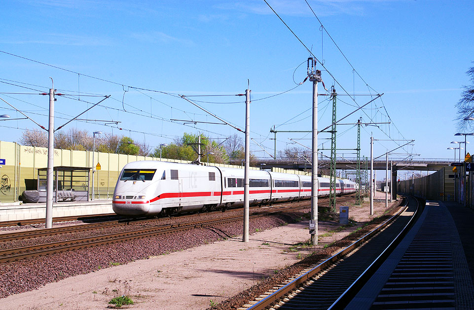 Ein ICE im Bahnhof Ashausen an der Strecke Hamburg - Hannover