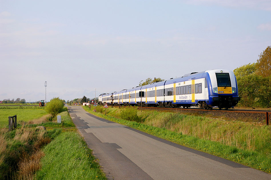 Bahnhof Langenhorn mit einem Zug der Nord-Ostsee-Bahn