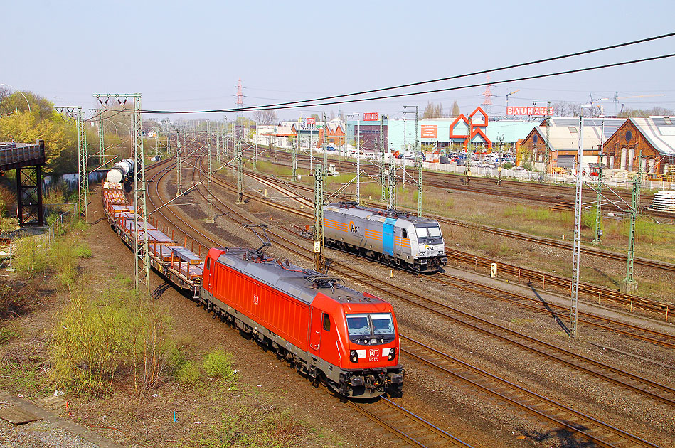 Eine Güterzuglok der Baureihe 187, die 187 122 fährt mit einem Güterzug durch den Bahnhof Hamburg-Harburg