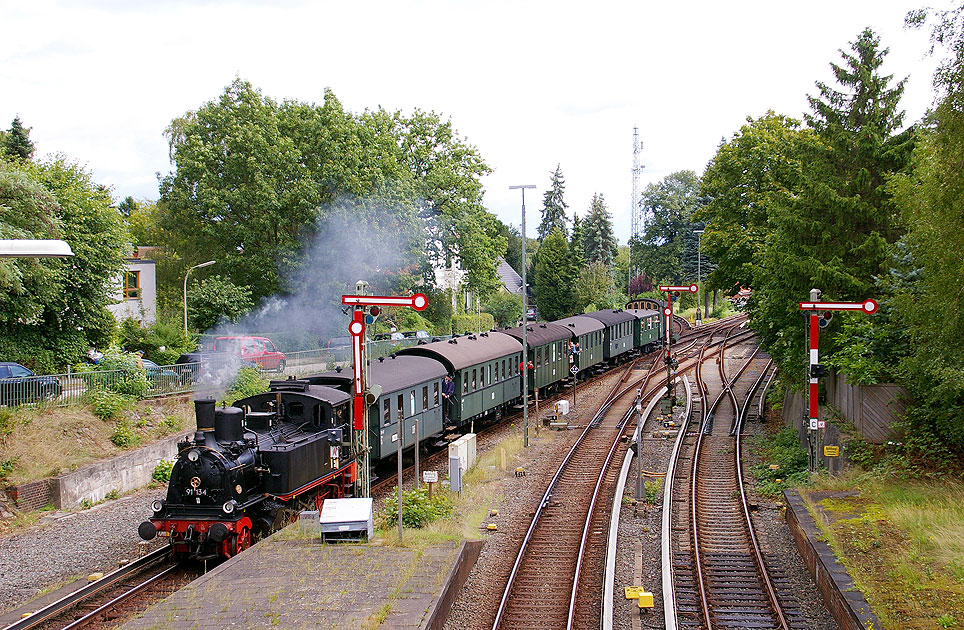 Eine Dampflok der Baureihe 91 im Bahnhof Hamburg-Blankenese