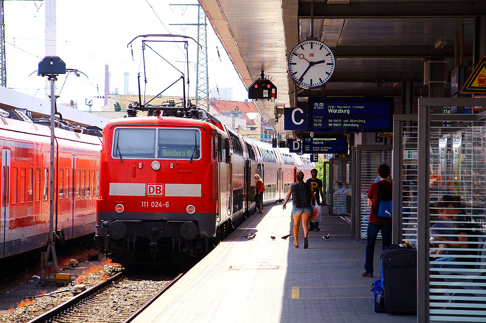 Eine E-Lok der Baureihe 111 in Nürnberg Hbf