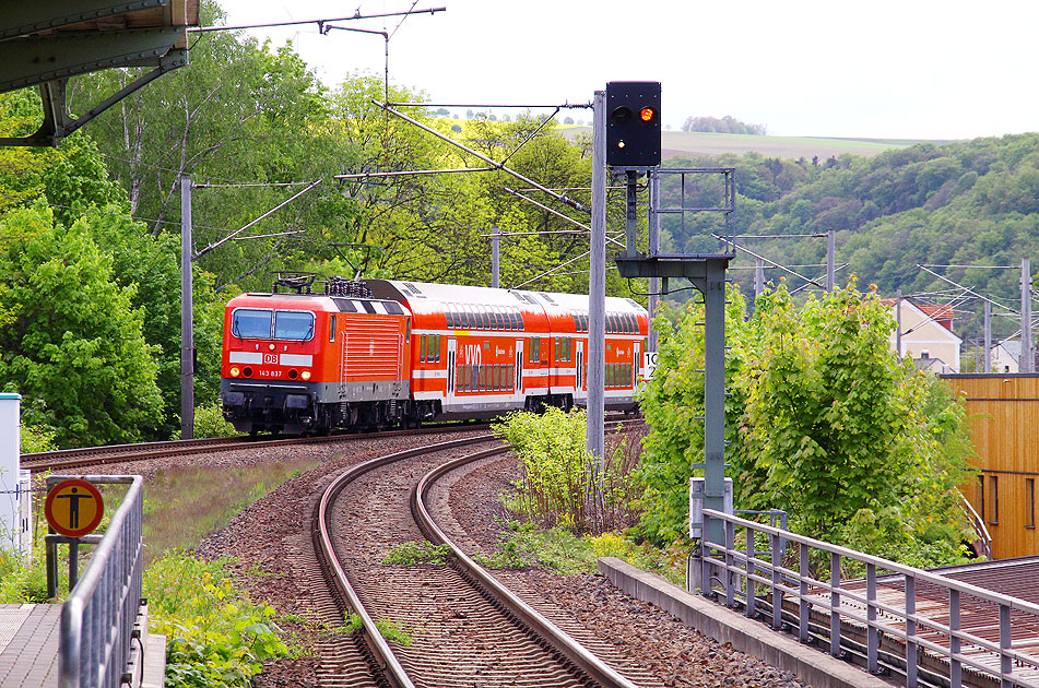 Eine Lok der Baureihe 143 im Bahnhof Freital-Hainsberg