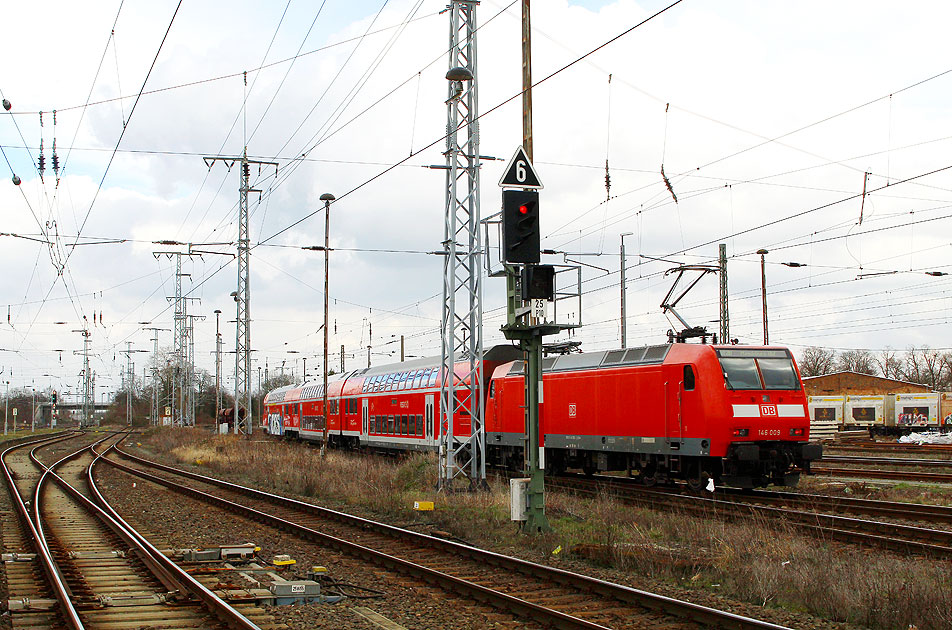 Eine Lok der Baureihe 146 im Bahnhof Stendal